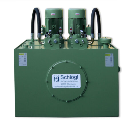 Groß dimensioniertes, grünes Hydraulikaggregat mit zwei senkrecht montierten Elektromotoren und flexiblen Hydraulikleitungen.