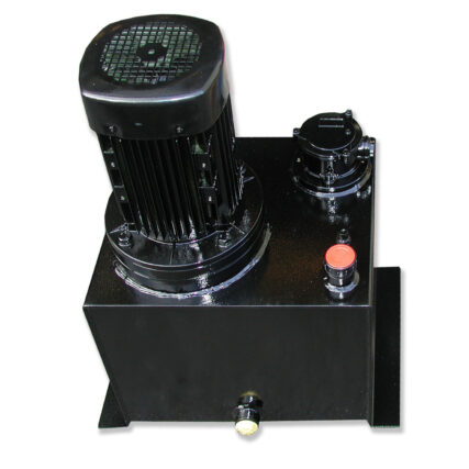 Schwarzes Hydraulikaggregat mit Elektromotor und Tank, ausgestattet mit mehreren Anschlüssen und einem roten Bedienknopf.