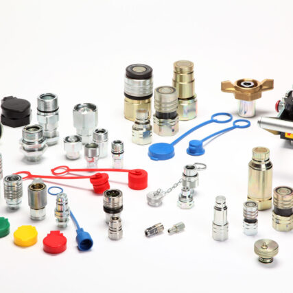 Verschiedene Hydraulikkupplungen, Steckverbinder, Verschraubungen und Schutzkappen in mehreren Größen und Farben liegen sortiert auf weißem Hintergrund.