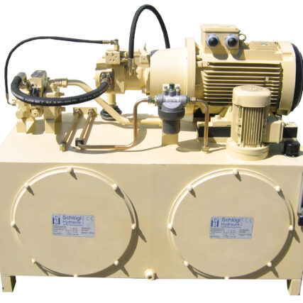 Helles Hydraulikaggregat mit großem Elektromotor, Ventilblock, Filtereinheit und zwei runden Revisionsdeckeln am Tank.